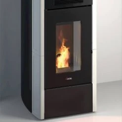 Pelletofen Cadel Atena Plus 14 | 14 KW 10 Pelletofen Cadel Atena Plus 14 | 14 KW -Chimney Geschaft Cadel Atena Plus 14 Keramik Weiss Ambient Detail 900x900