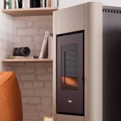 Pelletofen Cadel Idro Prince 12 | 11,8 KW Wasserführend 8 Pelletofen Cadel Idro Prince 12 | 11,8 KW Wasserführend -Chimney Geschaft Cadel Idro Prince 12 Light Bronze Ambient Detail 900x900