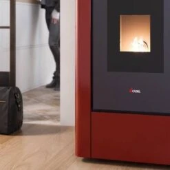 Pelletofen Cadel Idro Prince 30 | 28,6 KW Wasserführend -Chimney Geschaft Cadel Idro Prince 30 Rot Ambient Detail 900x900