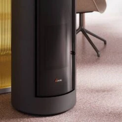 Pelletofen Cadel Shell 9 Up 9,1 KW -Chimney Geschaft Cadel Shell 9 Up Titanium Ambient Detail 900x900