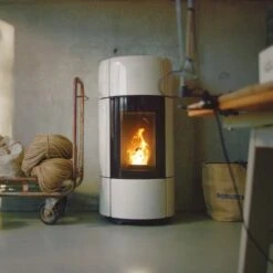 Pelletofen MCZ CURVE Comfort Air 8 M2 8,1 KW -Chimney Geschaft MCZ Curve Keramik White amb 02 900x900