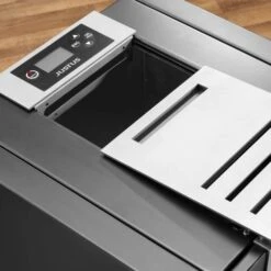 Pelletofen Justus Sirkos Aqua 2.0 | 9,4 KW Wasserführend -Chimney Geschaft Pelletofen Justus Sirkos Extra grosser Pellettank mit Schiebeabdeckung 900x900