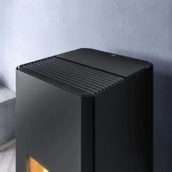 Pelletofen MCZ MAKO Comfort Air Matic 8 M1+ Core 8 KW -Chimney Geschaft Pelletofen MCZ MAKO Comfort Air Matic 8 M1 Core Schwarz Detail 900x900